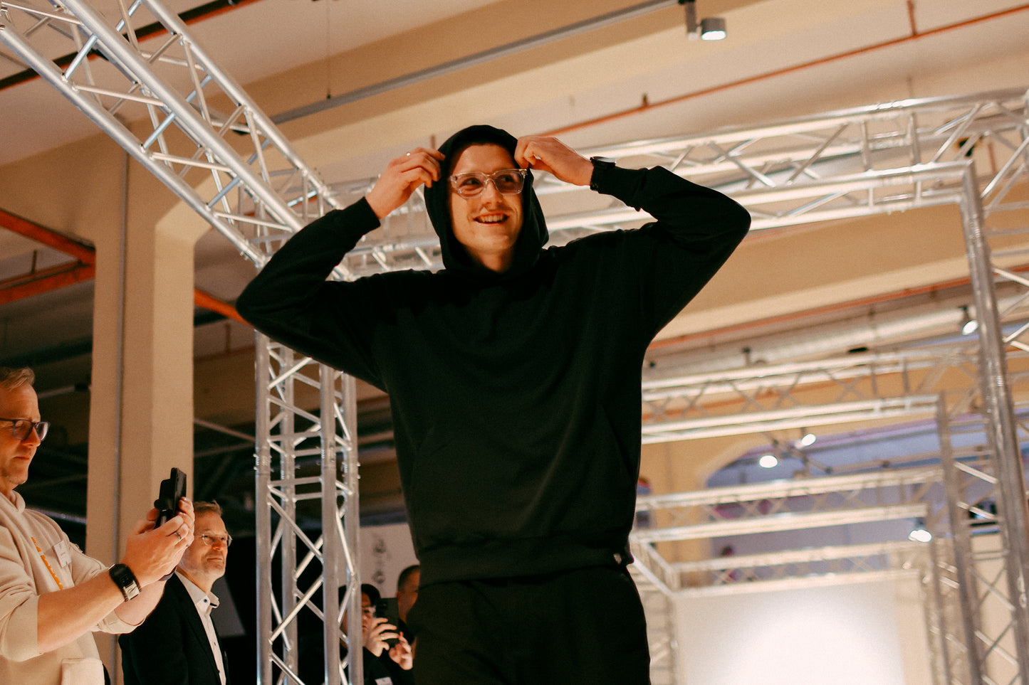 Unisex Hoodie mit Schraube